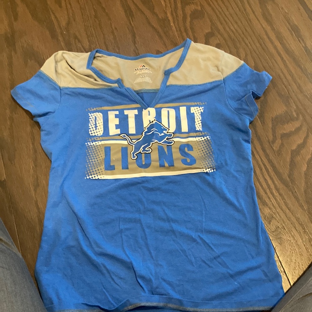 Medium Detroit lions shirt